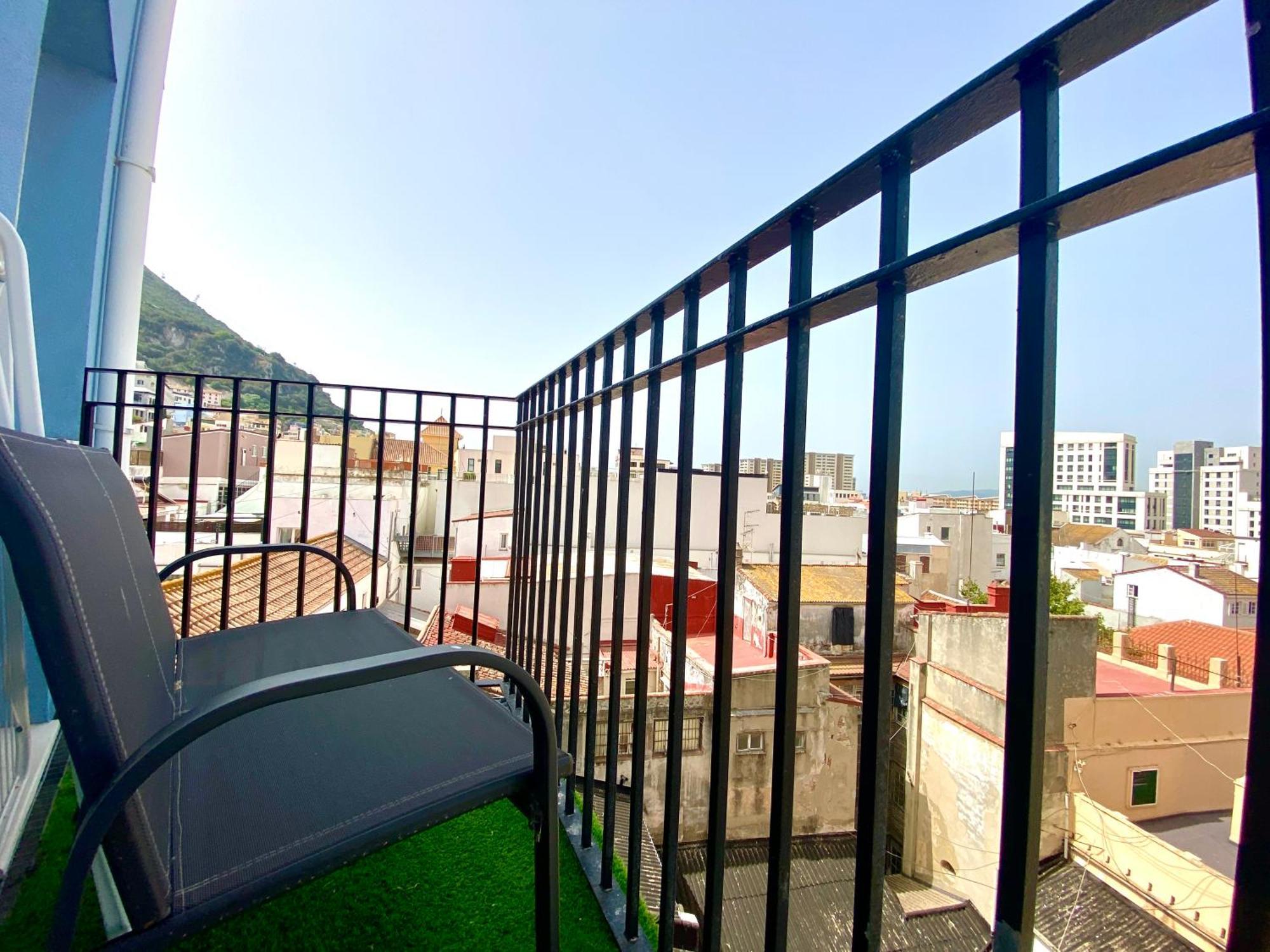 Stunning City Centre Penthouse With Private Balcony - Grand Central House Gibraltar Eksteriør billede